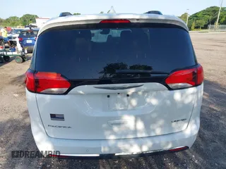 2017 Chrysler Pacifica Limited z VIN 2C4RC1GG9HR514681, wystawiony jako IAAI lot #42268035 z przebiegiem 153 319 mil mil oraz . Historia ofert i sprzedaży dostępna na DreamBid. Obrazek 16.