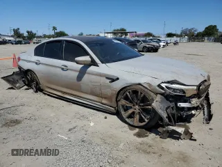 2020 BMW M5 z VIN WBSJF0C09LCE53241, wystawiony jako Copart lot #52607075 z przebiegiem Nie podano mil oraz Szkoda całkowita • Salvage title. Historia ofert i sprzedaży dostępna na DreamBid. Obrazek 4.