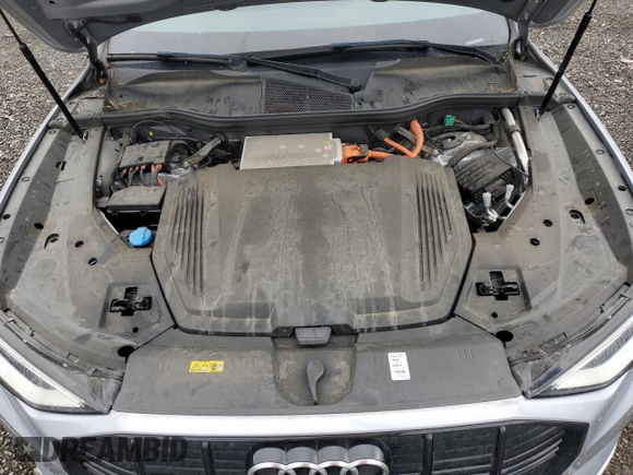 2022 Audi e-tron Premium z VIN WA1AAAGE8NB005235, wystawiony jako Copart lot #57621195 z przebiegiem 40 970 mil mil oraz Czysty tytuł • Clean title. Historia ofert i sprzedaży dostępna na DreamBid. Obrazek 12.