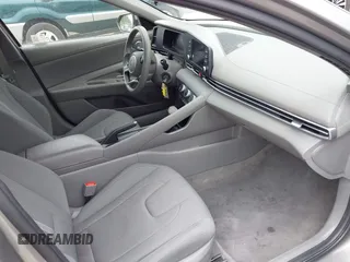 2024 Hyundai Elantra SE z VIN KMHLL4DG5RU645022, wystawiony jako IAAI lot #42651170 z przebiegiem 33 769 mil mil oraz . Historia ofert i sprzedaży dostępna na DreamBid. Obrazek 5.