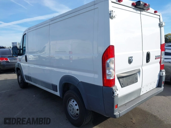 2016 Ram ProMaster Cargo z VIN 3C6TRVAG5GE134667, wystawiony jako IAAI lot #41411317 z przebiegiem 109 352 mil mil oraz . Historia ofert i sprzedaży dostępna na DreamBid. Obrazek 3.