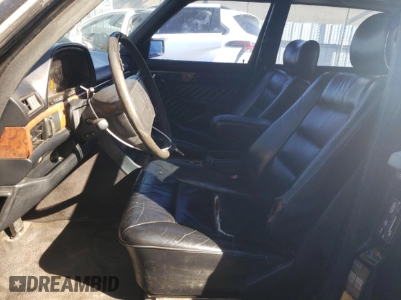 1989 Mercedes-Benz 560 with VIN WDBCA39E0KA446817, listed as a Copart auction lot 81615244 with 270,136 mi miles and Salvage Title. Bid and sale history available at DreamBid. Image 7.