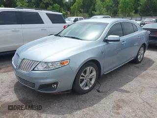 2009 Lincoln MKS z VIN 1LNHM94R89G600463, wystawiony jako IAAI lot #42138845 z przebiegiem Nie podano mil oraz . Historia ofert i sprzedaży dostępna na DreamBid. Obrazek 2.