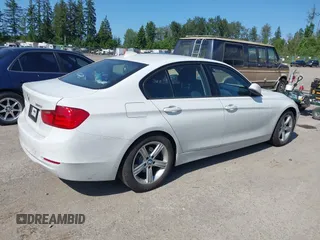 2015 BMW 3 Series 320i xDrive z VIN WBA3C3G51FNT53668, wystawiony jako IAAI lot #42428646 z przebiegiem 53 789 mil mil oraz . Historia ofert i sprzedaży dostępna na DreamBid. Obrazek 4.
