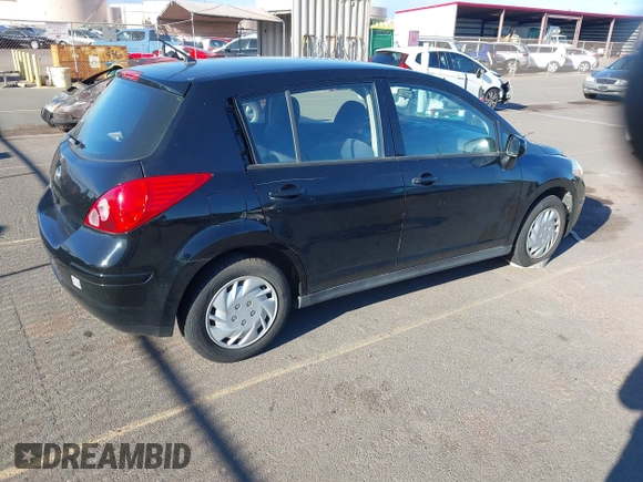 2009 Nissan Versa S z VIN 3N1BC13EX9L363180, wystawiony jako IAAI lot #42510405 z przebiegiem 113 287 mil mil oraz . Historia ofert i sprzedaży dostępna na DreamBid. Obrazek 4.