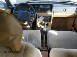1990 Volvo 240 z VIN YV1AA8859L1850752, wystawiony jako Copart lot #75105154 z przebiegiem 200 907 mil mil oraz Tytuł czysty. Historia ofert i sprzedaży dostępna na DreamBid. Obrazek 8.