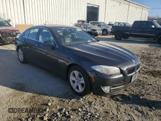 2012 BMW 5 Series 528i xDrive z VIN WBAXH5C56CDW08935, wystawiony jako Copart lot #48409735 z przebiegiem 169 985 mil mil oraz Czysty tytuł • Clean title. Historia ofert i sprzedaży dostępna na DreamBid. Obrazek 4.