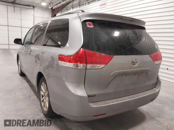 2011 Toyota Sienna XLE z VIN 5TDDK3DC4BS003792, wystawiony jako IAAI lot #41762481 z przebiegiem 201 051 mil mil oraz . Historia ofert i sprzedaży dostępna na DreamBid. Obrazek 3.