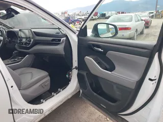 2022 Toyota Highlander XLE with VIN 5TDGZRBHXNS234405, listed as a IAAI auction lot 42045237 with 49,875 mi miles and . Bid and sale history available at DreamBid. Image 5.