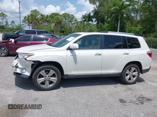 2013 Toyota Highlander Limited z VIN 5TDDK3EH2DS217645, wystawiony jako IAAI lot #42370991 z przebiegiem 90 054 mil mil oraz . Historia ofert i sprzedaży dostępna na DreamBid. Obrazek 14.
