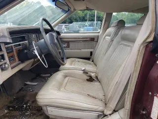 1983 Cadillac Seville z VIN 1G6AS6983DE800569, wystawiony jako Copart lot #62057784 z przebiegiem 50 322 mil mil oraz Tytuł czysty. Historia ofert i sprzedaży dostępna na DreamBid. Obrazek 7.
