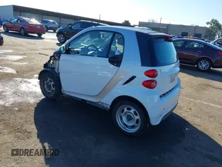 2015 Smart fortwo Passion z VIN WMEEJ3BA7FK805194, wystawiony jako IAAI lot #41676265 z przebiegiem 47 096 mil mil oraz . Historia ofert i sprzedaży dostępna na DreamBid. Obrazek 3.