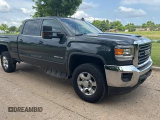 2018 GMC Sierra 2500HD Denali z VIN 1GT12SEY2JF249584, wystawiony jako Copart lot #58435835 z przebiegiem 172 770 mil mil oraz Czysty tytuł • Clean title. Historia ofert i sprzedaży dostępna na DreamBid. Obrazek 1.