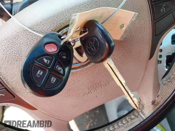 2012 Toyota Sienna XLE AAS z VIN 5TDYK3DC3CS240342, wystawiony jako IAAI lot #42172125 z przebiegiem 244 483 mil mil oraz . Historia ofert i sprzedaży dostępna na DreamBid. Obrazek 11.