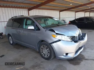 2013 Toyota Sienna XLE AAS z VIN 5TDYK3DC9DS305552, wystawiony jako IAAI lot #42386940 z przebiegiem 64 823 mil mil oraz . Historia ofert i sprzedaży dostępna na DreamBid. Obrazek 1.