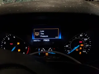 2016 Ford Focus Titanium z VIN 1FADP3J27GL310367, wystawiony jako Copart lot #55048005 z przebiegiem 86 676 mil mil oraz Szkoda całkowita • Salvage title. Historia ofert i sprzedaży dostępna na DreamBid. Obrazek 9.