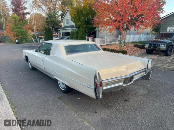 1968 Cadillac DeVille z VIN J8295891, wystawiony jako Copart lot #80172544 z przebiegiem 82 126 mil mil oraz Czysty tytuł • Clean title. Historia ofert i sprzedaży dostępna na DreamBid. Obrazek 3.