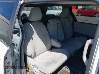 2013 Toyota Sienna LE AAS z VIN 5TDKK3DC0DS352376, wystawiony jako IAAI lot #42734860 z przebiegiem 184 622 mil mil oraz . Historia ofert i sprzedaży dostępna na DreamBid. Obrazek 8.