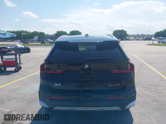 2025 BMW X1 xDrive28i z VIN WBX73EF05S5101750, wystawiony jako IAAI lot #42318885 z przebiegiem 13 923 mil mil oraz . Historia ofert i sprzedaży dostępna na DreamBid. Obrazek 16.
