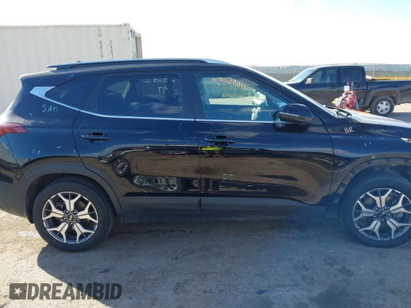 2021 Kia Seltos EX z VIN KNDERCAA6M7110505, wystawiony jako IAAI lot #41645002 z przebiegiem 45 403 mil mil oraz . Historia ofert i sprzedaży dostępna na DreamBid. Obrazek 14.