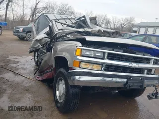 1998 Chevrolet Tahoe z VIN 1GNEK13R2WJ361448, wystawiony jako IAAI lot #41557213 z przebiegiem 279 642 mil mil oraz . Historia ofert i sprzedaży dostępna na DreamBid. Obrazek 1.