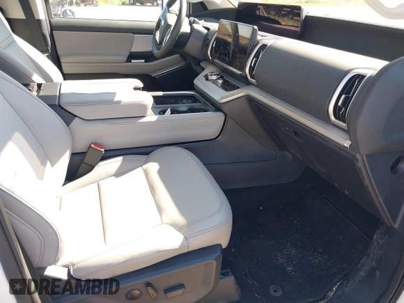 2025 Ford Expedition XLT с VIN 1FMJU1J85SEA23004, выставлен на аукционе IAAI как лот 42395289 с пробегом 1 917 миль миль и . История ставок и продаж доступна на DreamBid. Изображение 5.