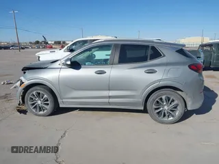2023 Buick Encore GX Select z VIN KL4MMDSL6PB004194, wystawiony jako IAAI lot #41828298 z przebiegiem 44 515 mil mil oraz . Historia ofert i sprzedaży dostępna na DreamBid. Obrazek 13.