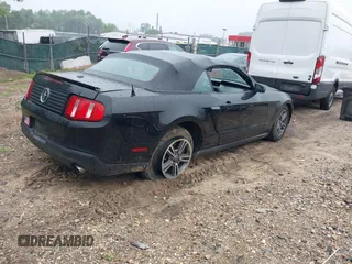 2011 Ford Mustang V6 z VIN 1ZVBP8EM7B5139351, wystawiony jako IAAI lot #42471805 z przebiegiem 80 513 mil mil oraz . Historia ofert i sprzedaży dostępna na DreamBid. Obrazek 4.