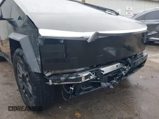 2024 Tesla Cybertruck z VIN 7G2CEHED6RA048460, wystawiony jako IAAI lot #42433721 z przebiegiem 8 019 mil mil oraz . Historia ofert i sprzedaży dostępna na DreamBid. Obrazek 6.