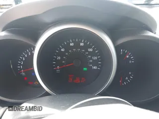 2013 Kia Soul + z VIN KNDJT2A63D7607176, wystawiony jako IAAI lot #42106454 z przebiegiem 130 814 mil mil oraz . Historia ofert i sprzedaży dostępna na DreamBid. Obrazek 7.