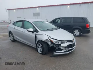 2017 Chevrolet Cruze LS z VIN 3G1BC5SM7HS556249, wystawiony jako IAAI lot #42255129 z przebiegiem 9 700 mil mil oraz . Historia ofert i sprzedaży dostępna na DreamBid. Obrazek 1.