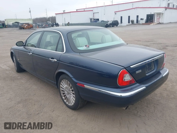 2007 Jaguar XJ Vanden Plas z VIN SAJWA82BX7SH11650, wystawiony jako IAAI lot #41243103 z przebiegiem Nie podano mil oraz . Historia ofert i sprzedaży dostępna na DreamBid. Obrazek 3.