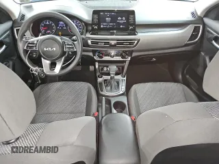 2023 Kia Seltos LX z VIN KNDEPCAA4P7462072, wystawiony jako Copart lot #46909565 z przebiegiem 54 268 mil mil oraz Tytuł czysty. Historia ofert i sprzedaży dostępna na DreamBid. Obrazek 8.