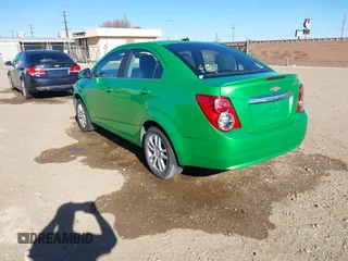 2014 Chevrolet Sonic LT z VIN 1G1JC5SH3E4219619, wystawiony jako IAAI lot #41208791 z przebiegiem 122 161 mil mil oraz . Historia ofert i sprzedaży dostępna na DreamBid. Obrazek 3.