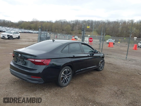 2024 Volkswagen Jetta Sport z VIN 3VWBM7BU8RM013253, wystawiony jako IAAI lot #42073239 z przebiegiem 20 345 mil mil oraz . Historia ofert i sprzedaży dostępna na DreamBid. Obrazek 4.