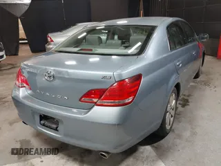 2007 Toyota Avalon XL z VIN 4T1BK36B17U189303, wystawiony jako IAAI lot #41614917 z przebiegiem 238 114 mil mil oraz . Historia ofert i sprzedaży dostępna na DreamBid. Obrazek 4.