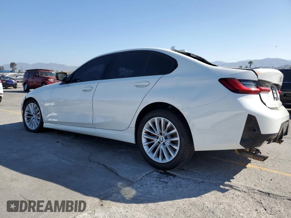 2023 BMW 3 Series 330i z VIN 3MW69FF08P8D73326, wystawiony jako Copart lot #57511995 z przebiegiem Nie podano mil oraz Czysty tytuł • Clean title. Historia ofert i sprzedaży dostępna na DreamBid. Obrazek 2.