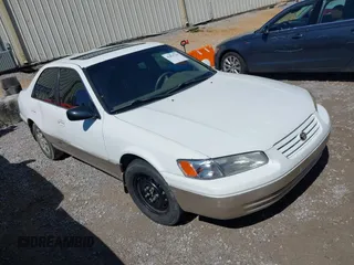 1999 Toyota Camry LE z VIN 4T1BF28K8XU931837, wystawiony jako IAAI lot #41879758 z przebiegiem Nie podano mil oraz . Historia ofert i sprzedaży dostępna na DreamBid. Obrazek 1.