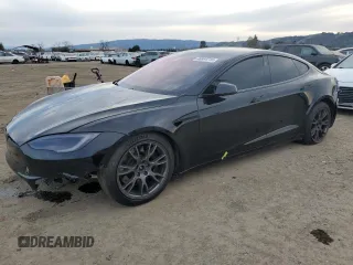 2022 Tesla Model S z VIN 5YJSA1E58NF487215, wystawiony jako Copart lot #46864715 z przebiegiem Nie podano mil oraz Szkoda całkowita • Salvage title. Historia ofert i sprzedaży dostępna na DreamBid. Obrazek 1.