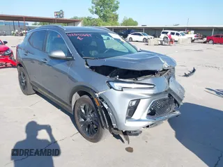 2024 Buick Encore GX Sport Touring с VIN KL4AMDSL0RB137930, выставлен на аукционе IAAI как лот 42340687 с пробегом 25 757 миль миль и . История ставок и продаж доступна на DreamBid. Изображение 1.