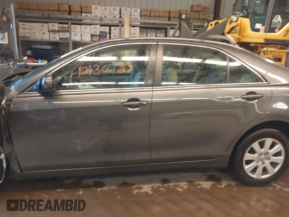 2007 Toyota Camry z VIN JTNBB46K573017707, wystawiony jako IAAI lot #42230423 z przebiegiem 140 843 mil mil oraz . Historia ofert i sprzedaży dostępna na DreamBid. Obrazek 14.