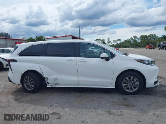 2024 Toyota Sienna LE with VIN 5TDKRKEC3RS193834, listed as a IAAI auction lot 41661835 with 15,617 mi miles. Bid and sale history available at carsss.com. Image 13.