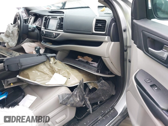 2018 Toyota Highlander SE z VIN 5TDJZRFH0JS529197, wystawiony jako IAAI lot #40233988 z przebiegiem Nie podano mil oraz . Historia ofert i sprzedaży dostępna na DreamBid. Obrazek 5.