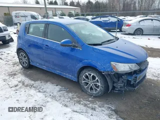 2018 Chevrolet Sonic LT z VIN 1G1JD6SH3J4140044, wystawiony jako IAAI lot #41536571 z przebiegiem 253 553 mil mil oraz . Historia ofert i sprzedaży dostępna na DreamBid. Obrazek 1.