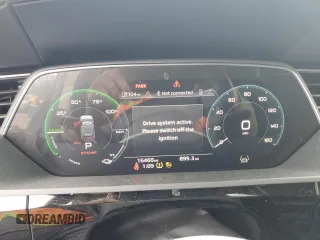 2021 Audi e-tron Prestige z VIN WA1VABGE0MB004327, wystawiony jako Copart lot #51814545 z przebiegiem 16 460 mil mil oraz Szkoda całkowita • Salvage title. Historia ofert i sprzedaży dostępna na DreamBid. Obrazek 9.