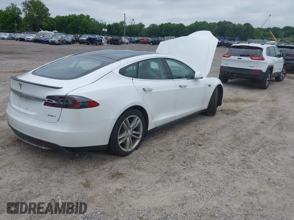 2013 Tesla Model S Performance z VIN 5YJSA1DP1DFP16609, wystawiony jako IAAI lot #42458995 z przebiegiem 110 722 mil mil oraz . Historia ofert i sprzedaży dostępna na DreamBid. Obrazek 4.