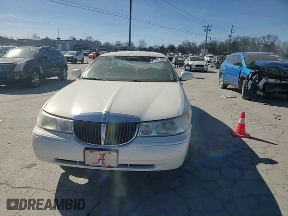 2000 Lincoln Town Car Signature z VIN 1LNHM82W2YY813274, wystawiony jako Copart lot #47288135 z przebiegiem 110 192 mil mil oraz Czysty tytuł • Clean title. Historia ofert i sprzedaży dostępna na DreamBid. Obrazek 10.