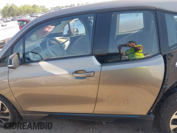 2017 BMW i3 z VIN WBY1Z8C37HV895319, wystawiony jako IAAI lot #42005859 z przebiegiem 84 271 mil mil oraz . Historia ofert i sprzedaży dostępna na DreamBid. Obrazek 15.