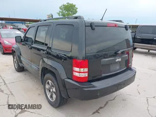 2008 Jeep Liberty Sport z VIN 1J8GP28K78W134159, wystawiony jako IAAI lot #42163994 z przebiegiem 175 823 mil mil oraz . Historia ofert i sprzedaży dostępna na DreamBid. Obrazek 3.