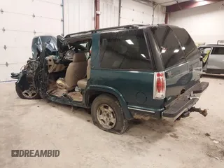 1998 Chevrolet Tahoe z VIN 1GNEK13R7WJ379752, wystawiony jako IAAI lot #42026616 z przebiegiem 270 881 mil mil oraz . Historia ofert i sprzedaży dostępna na DreamBid. Obrazek 3.